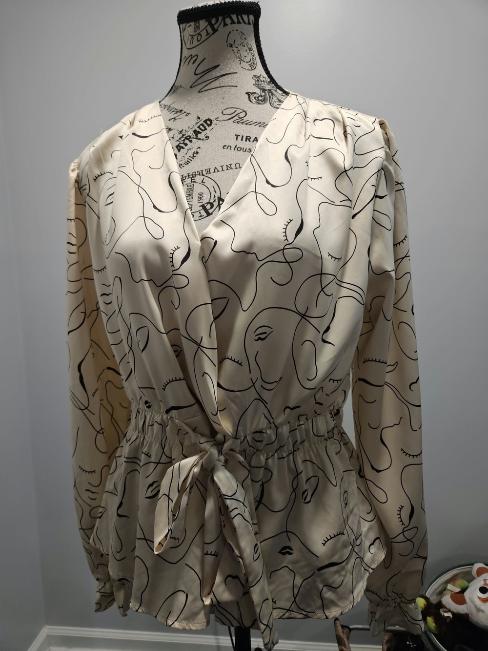 Sweet Rain Abstract Face Print Blouse in Cream & Black Large Like New
